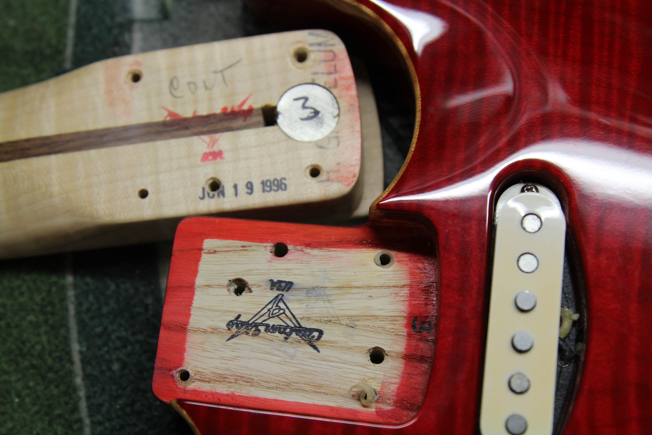 1996 Fender Custom Shop Carved Top Stratocaster Translucent Red Seria